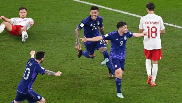 Julián Álvarez corre a celebrar su primer gol en los mundiales. Cerca de él, Messi abre los brazos y aprieta los puños en señal de victoria.
