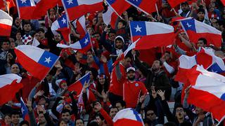 Pueden perder su entrada: Brasil prohíbe vestir camisetas de Chile a hinchas de su propia 'torcida'