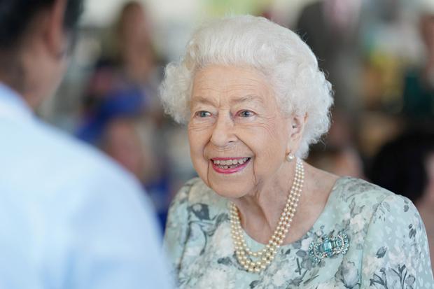 En esta foto de archivo tomada el 15 de julio de 2022, la reina Isabel II de Gran Bretaña sonríe durante una visita para inaugurar oficialmente el nuevo edificio del Thames Hospice en Maidenhead, Berkshire (Foto de Kirsty O'Connor / PISCINA / AFP)
