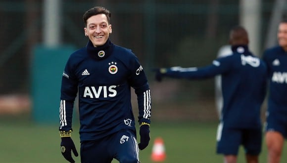 Mesut Özil firmó contrato con el club turco hasta 2024. (Foto: Twitter Fenerbahçe)