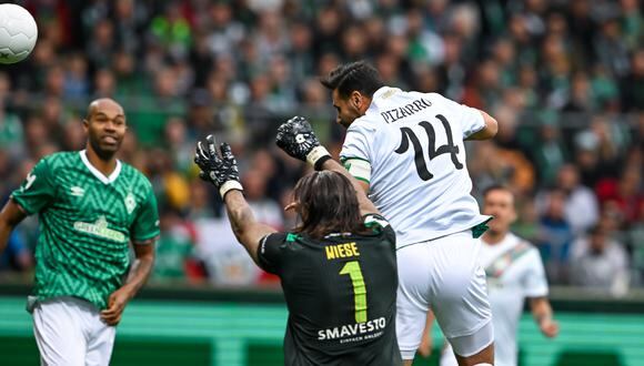 Claudio Pizarro anotó en cuatro oportunidades en el partido de su despedida (Foto: Werder Bremen)