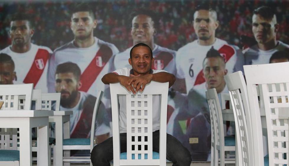 'Kukín' Flores retrocede 20 años para recordar el último Perú vs. Holanda. (Foto: Violeta Ayasta)