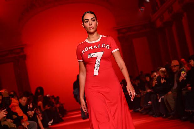 Georgina Rodríguez desfilando en el París Fashion Week con un vestido rojo en homenaje a Cristiano Ronaldo (Foto: AFP)