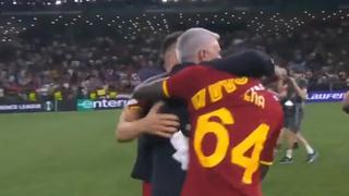 Emotivo: Mourinho abrazó a cada uno de sus jugadores tras el título de la Conference League
