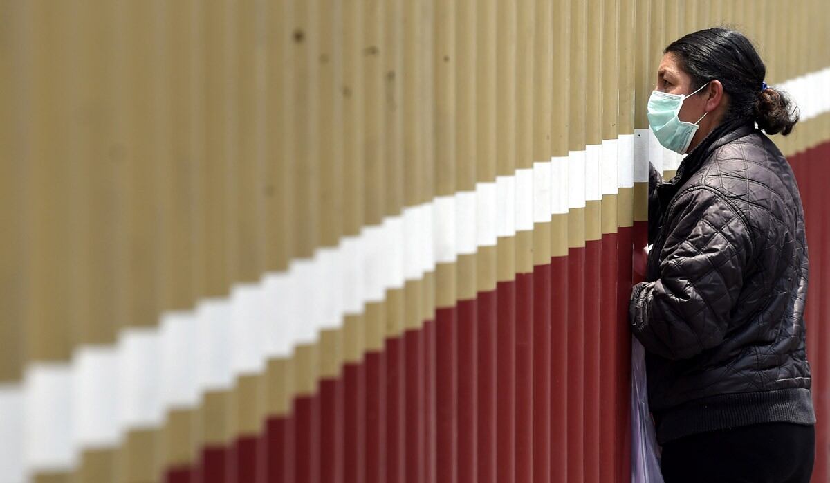 La pariente de un paciente se encuentra fuera del Hospital General de la Ciudad de México durante la nueva pandemia de coronavirus COVID-19. (Foto: AFP/Alfredo ESTRELLA)