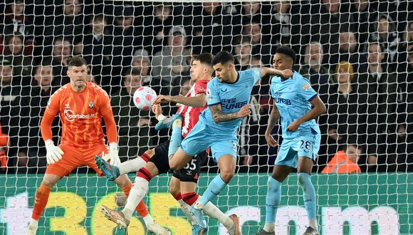 Bruno Guimaraes anotó golazo de taco con Newcastle en la Premier League. (Foto: EFE)