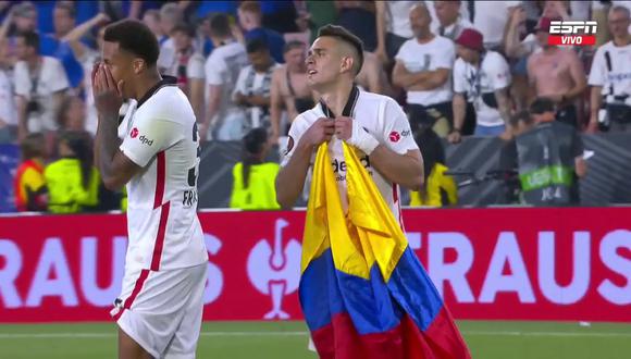 Rafael Santos Borré se lució con la bandera de Colombia tras ganar la Europa League con el Frankfurt. (Foto: Captura de ESPN)