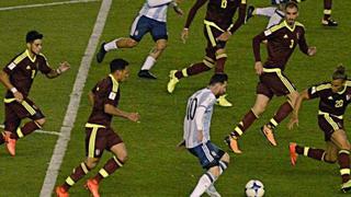 Hace todo, juega hasta de contención, pero nadie la mete: el video de Messi ante Venezuela que te conmoverá