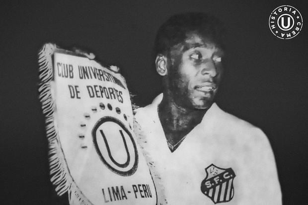 Pelé posando con el banderín de Universitario. (Historia Crema)