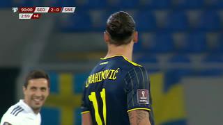 Zlatan lo empujó sin piedad: fanático entró al campo de Suecia vs. Grecia y quiso abrazar al ‘9′ [VIDEO]