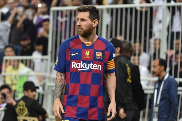 Lionel Messi y el tenso momento vivido con un fanático que saltó a la cancha. (Foto: AFP)
