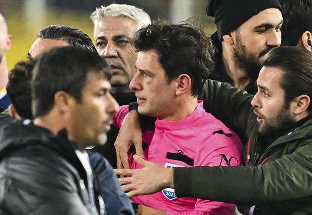 Halil Umut Meler, árbitro agredido en el fútbol de Turquía. (Foto: Getty Images)