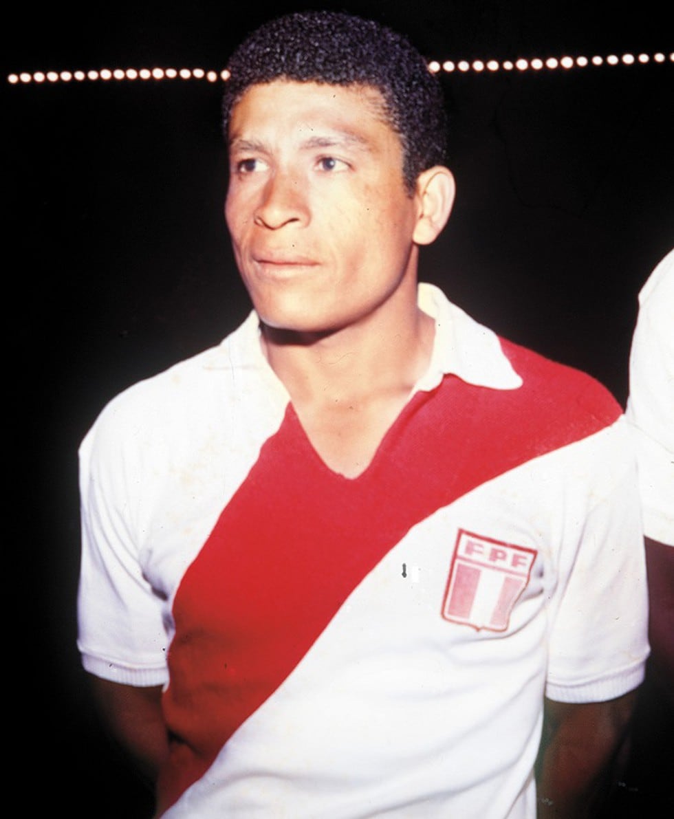 Héctor Eduardo Chumpitaz Gonzales, nació en San Luis de Cañete, provincia de Cañete, departamento de Lima, el 12 de abril de 1941.  El granítico debuta profesionalmente en el Club Deportivo Municipal el año 1964 y defiende al equipo de la comuna hasta el año 1965. (GEC Archivo Histórico)