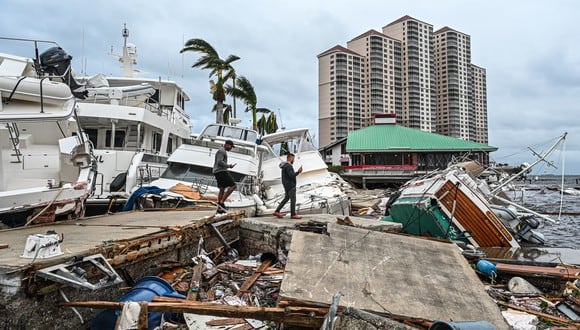 Los barcos quedan varados en la costa después del huracán Ian en Fort Myers, Florida, el 29 de septiembre de 2022.  (Foto de Giorgio VIERA / AFP)