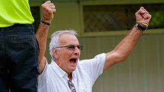 ¡Un hincha más! El efusivo festejo de Jorge Fossati tras el triunfo de Universitario