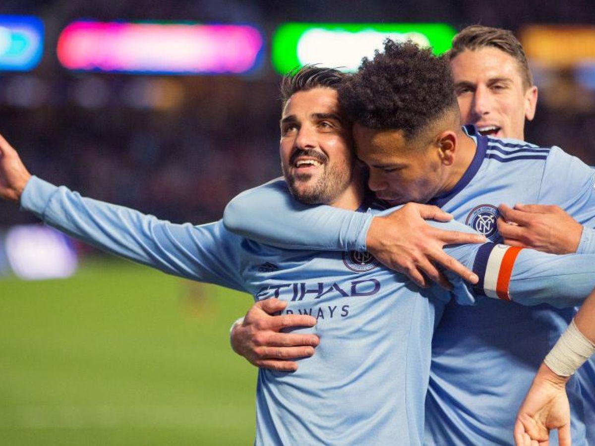 Alexander Callens celebrando un gol junto a David Villa.