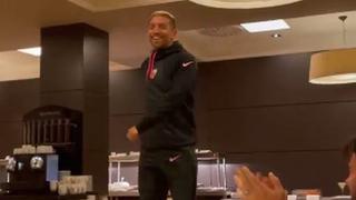 Alejandro Gómez hizo reír a sus compañeros en Sevilla con el ‘Baile del Papu’ 