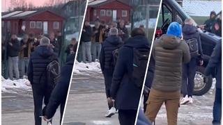 Inesperada agresión: lanzaron bolas de nieve a Mourinho cuando quería firmar autógrafos [VIDEO]