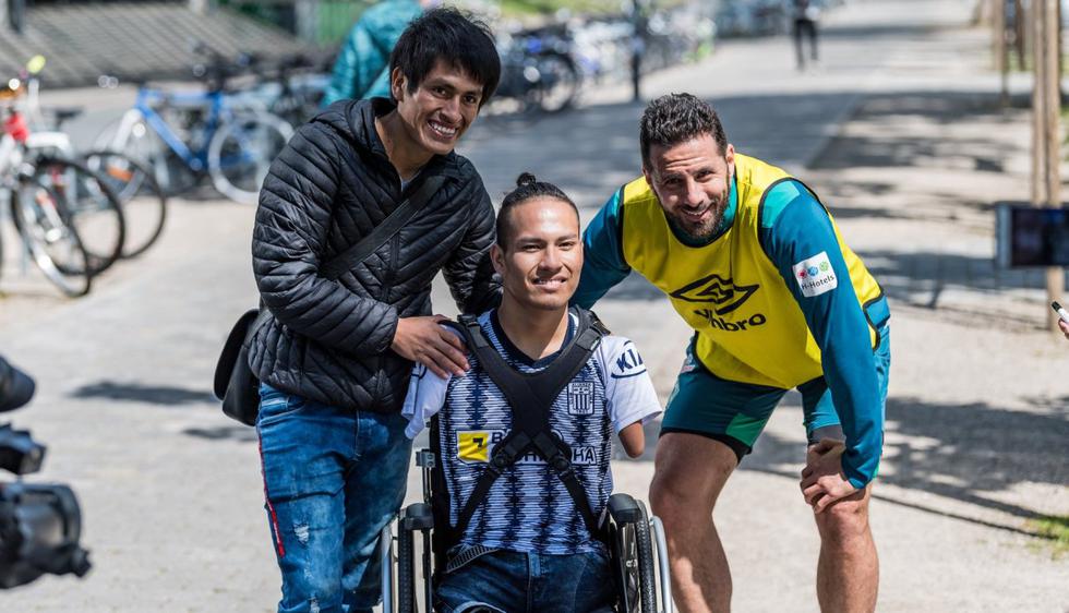 Claudio Pizarro vivió momentos muy emotivos con un hincha de Alianza Lima. (Foto: Werder Bremen)