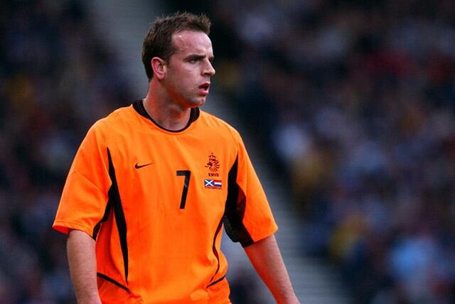 Andy van der Meyde - Jugador holandés, acabó su carrera futbolística a los 31 años de edad.Tuvo problemas familiares y era adicto a las drogas y al alcohol, lo que le llevó a la ruina. En más de una ocasión, el centrocampista dijo que se arrepentía y que estaba avergonzado de no haberse esforzado más por superar dichos problemas.