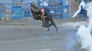 ¡Como si fuera Goldberg! Manifestante chileno le aplicó una lanza a un carabinero para que no lo atrapen [VIDEO]