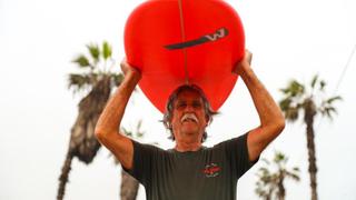 ‘Wayo’ Whilar, el legendario ‘shaper’ que continúa haciendo tablas de surf en plena pandemia de coronavirus [FOTOS]