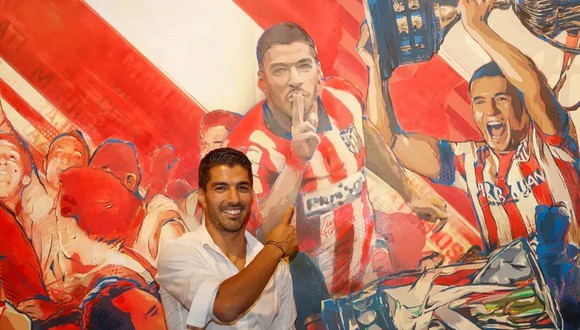 Luis Suárez junto al mural del museo del Atlético de Madrid en el Estadio Metropolitano. (Foto: Atlético de Madrid)