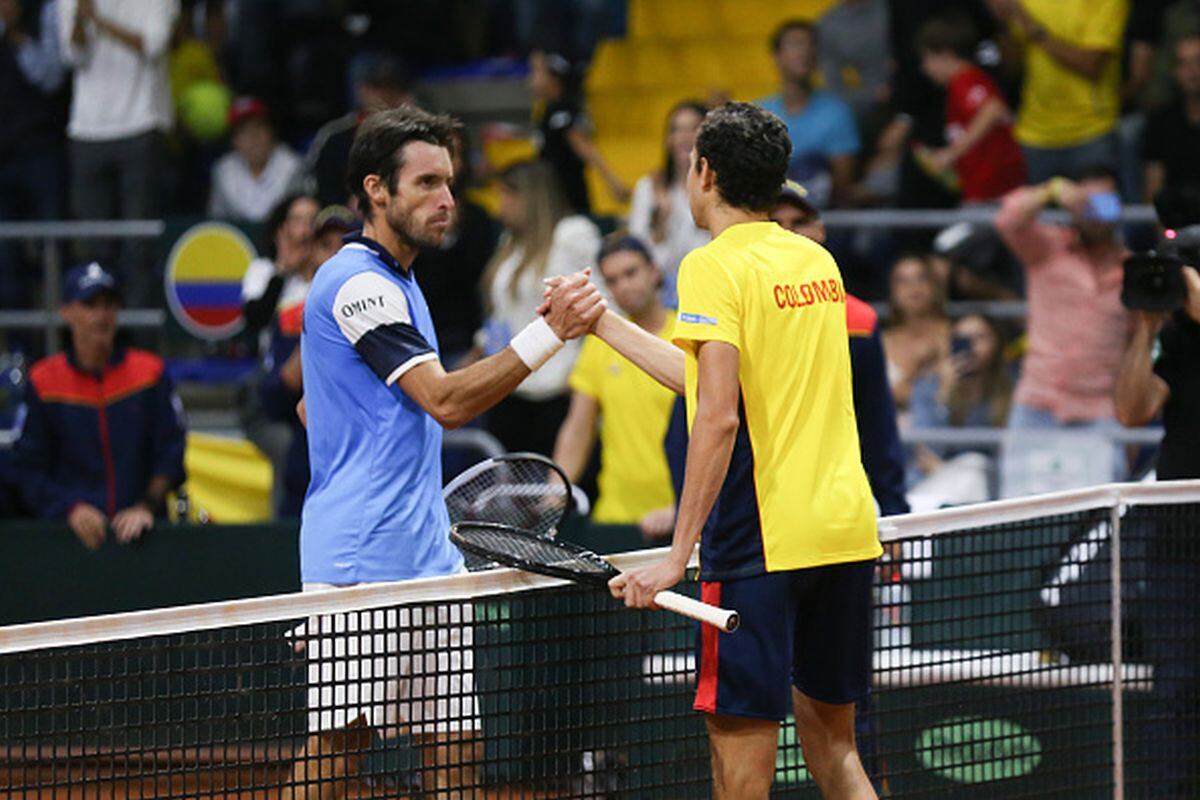 Daniel Galán de Colombia dándose las manos con Leonardo Mayer luego de la victoria del 'colocho'. (Foto: Getty Images)