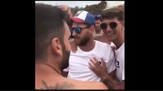 Buenas vacaciones: Messi y el "ataque de los hinchas" en las playas de Ibiza [VIDEO]