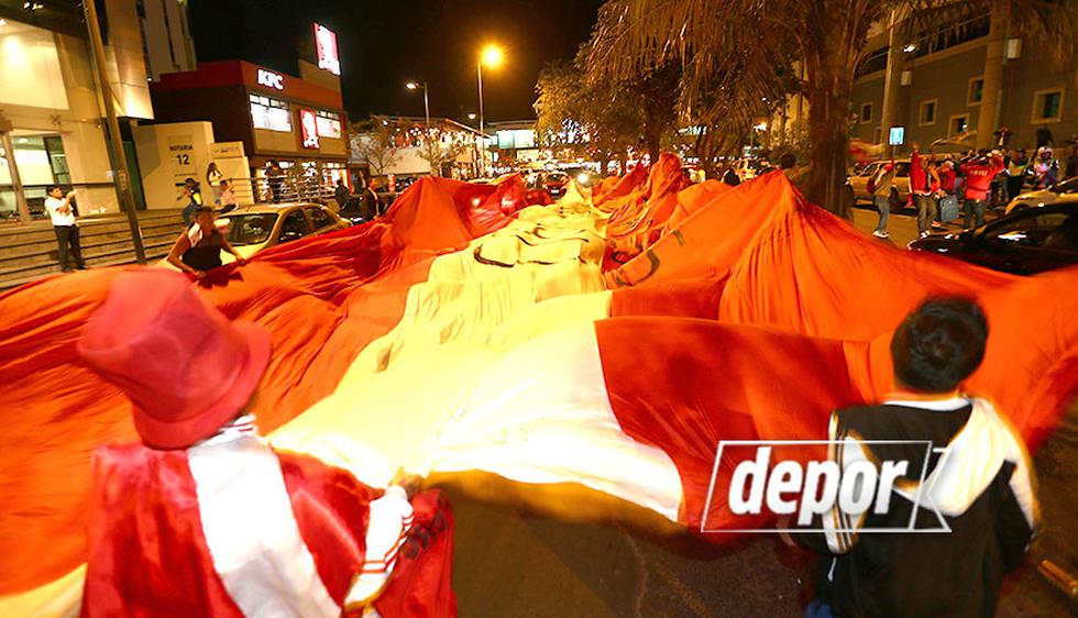 Selección Peruana llegó a Quito e hinchas desplegaron enorme bandera en las calles. (Daniel Apuy)