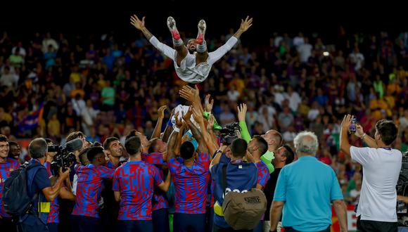 Dani Alves fue levantado en el aire por los jugadores del FC Barcelona. (Foto: AP)