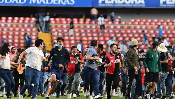 ¿Qué pasó en el Querétaro vs. Atlas y por qué el fútbol mexicano se encuentra de luto? (Photo by AFP)