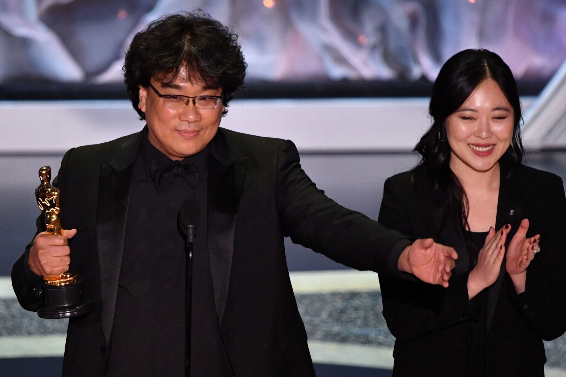 Oscar 2020. Bong Joon Ho, director de "Parasite", recibe el premio a Mejor película internacional, Mejor Guión y Mejor Director. Foto: AFP.