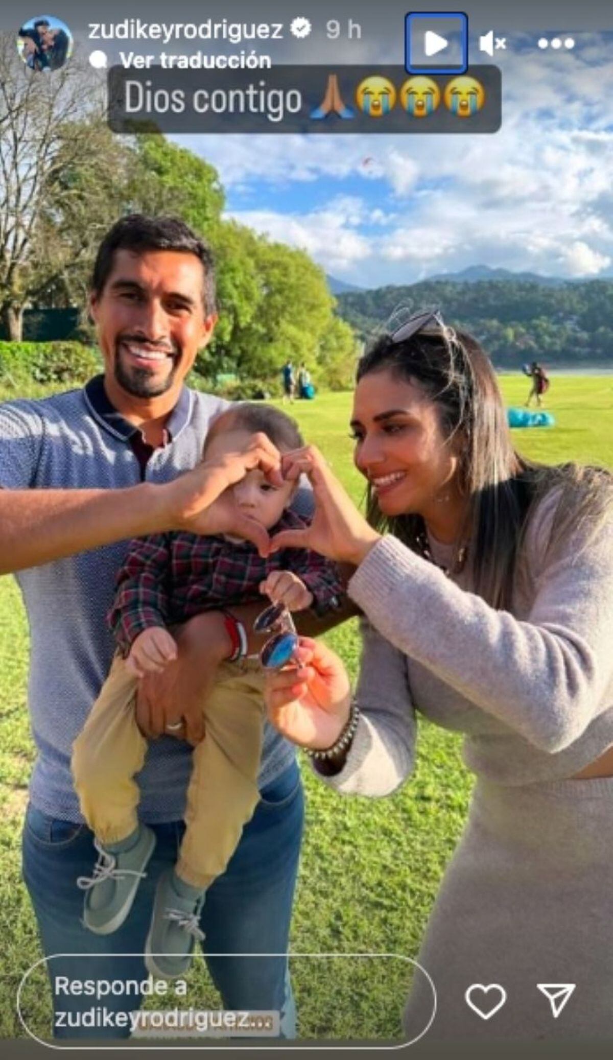 Pato Araujo al lado de su hijo y esposa, quien pidió que recen por él para su pronta mejoría (Foto: Zudikey Rodríguez / Instagram)