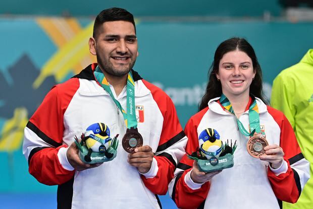 Inés Castillo y José Guevara consiguieron el bronce en bádminton. (Foto: AFP)