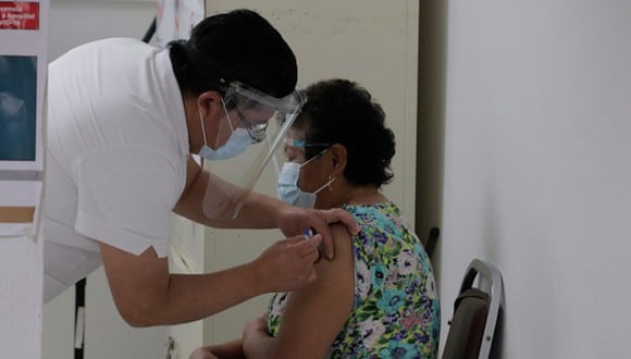 Vacuna COVID-19 en México: pasos para registrarte y dónde vacunarte si eres adulto mayor (Foto: Getty Images).
