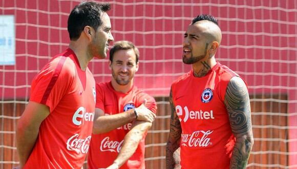 Arturo Vidal y Claudio Bravo ganaron dos Copas América con Chile. (AP)