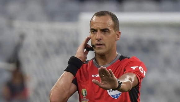 El árbitro uruguayo Esteban Ostojich dirigirá el duelo entre Perú y Chile. (Foto: AFP).