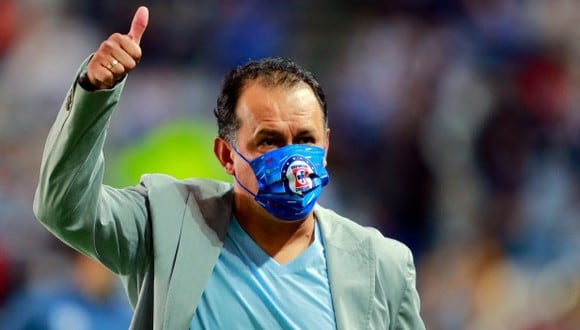 Juan Reynoso es entrenador de Cruz Azul desde inicios del 2021. (Foto: AFP)