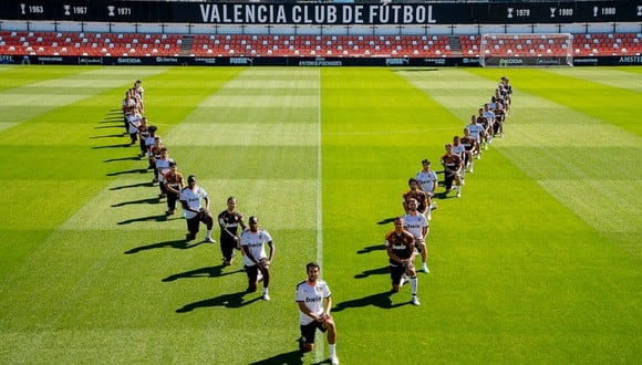 Valencia protestó este martes contra el racismo con su plantilla posando con una rodilla hincada en el suelo. (Valencia CF)