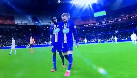Neymar vuelve a sentir molestias y sale cojeando al término del primer tiempo del PSG vs. Lyon.