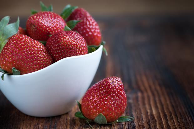 Las fresas contienen un tipo de ácido que ayuda a eliminar la placa dental, contribuyendo a tener los dientes blancos. (Foto: Pexels)