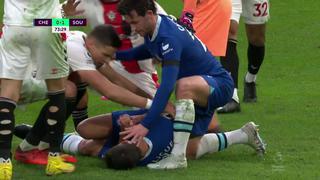 ¡Tensión en Stamford Bridge! Dura patada a Azpilicueta que lo dejó inconsciente en Chelsea [VIDEO]