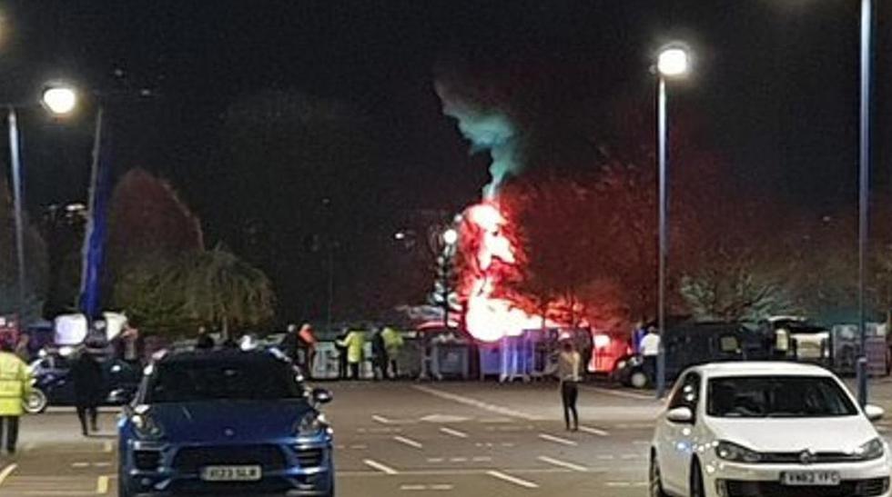 Helicóptero de dueño del Leicester City se estrella e incendia al salir del King Power Stadium. (Twitter)
