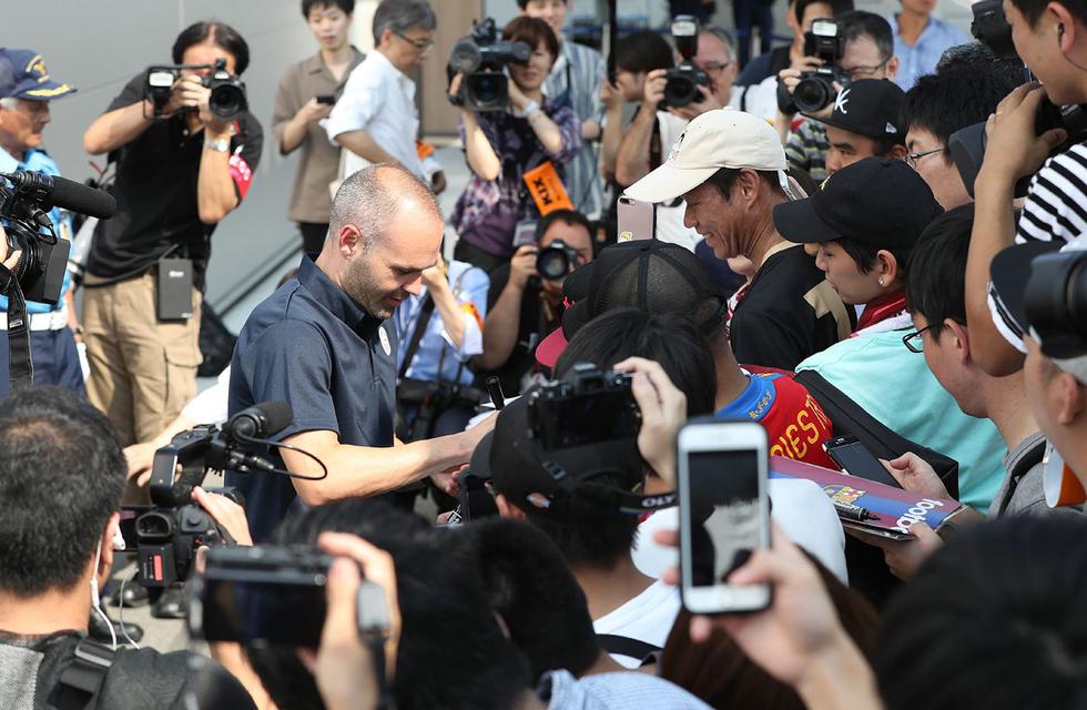 Andrés Iniesta ya está en Japón y fue recibido por docenas de hinchas. (Foto: AFP)
