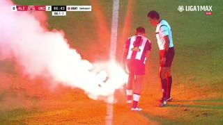 ¡Lamentable! Hinchas lanzaron bengalas al campo en Alianza Lima vs. Universitario