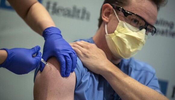 El gerente de terapia respiratoria de UCLA, Matt Dartt, recibe una inyección de la vacuna Covid-19 en el Ronald Reagan UCLA Medical Center, en Westwood, California, EE.UU. (EFE/Brian van der Brug).
