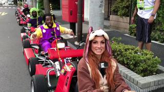 ¡Como en un videojuego! Luchadores de WWE manejaron por Tokio disfrazados al estilo deMario Kart [VIDEO]