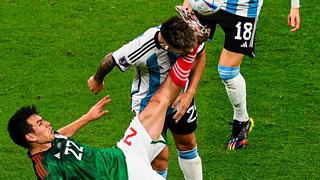 ¡Directo al rostro! Lozano falló en una ‘chalaca’ y pateó a Lisandro Martínez en el Argentina vs. México