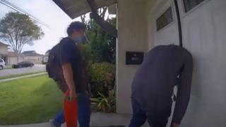 Jóvenes cometen un repudiable acto en la puerta de una casa y son captados por una cámara
